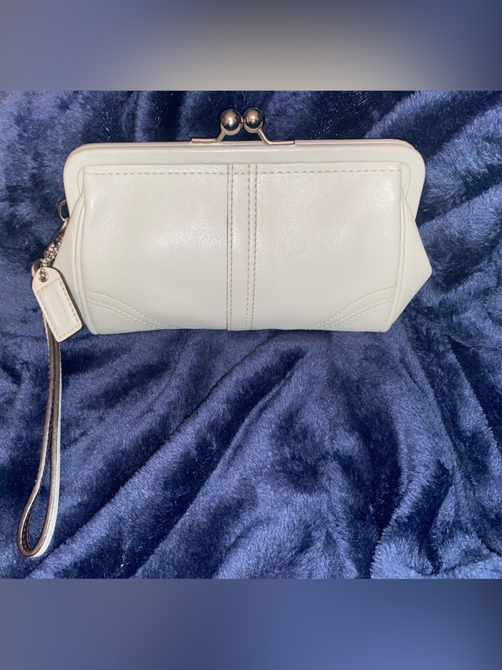 Vintage Y2K Coach SoHo Cream Leather Wristlet with Kiss-Lock Closure